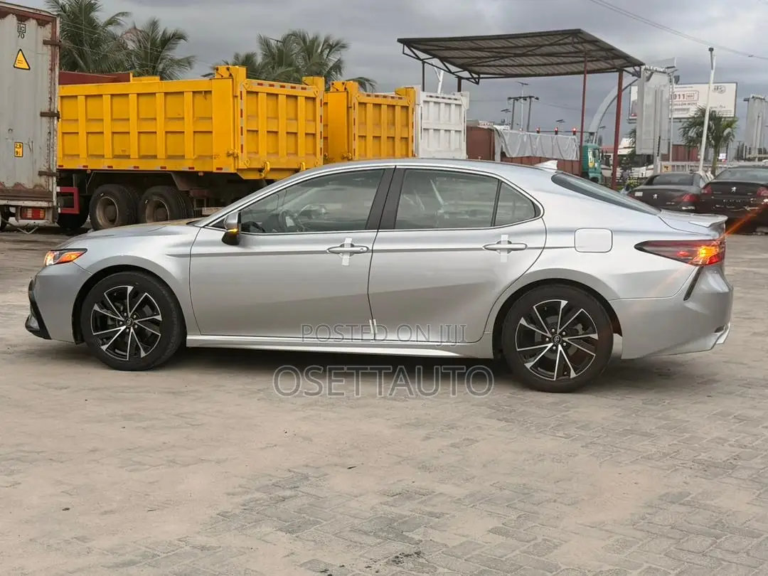 Toyota Camry SE 2022 Silver