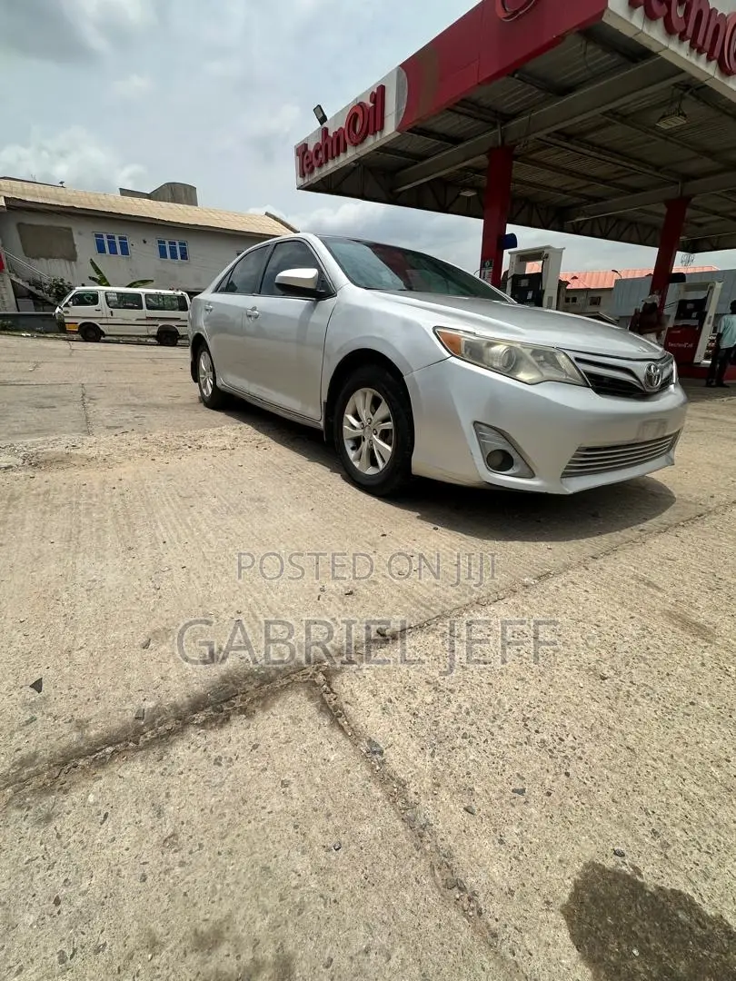 Toyota Camry LE 4dr Sedan (2.5L 4cyl 6A) 2012 Silver