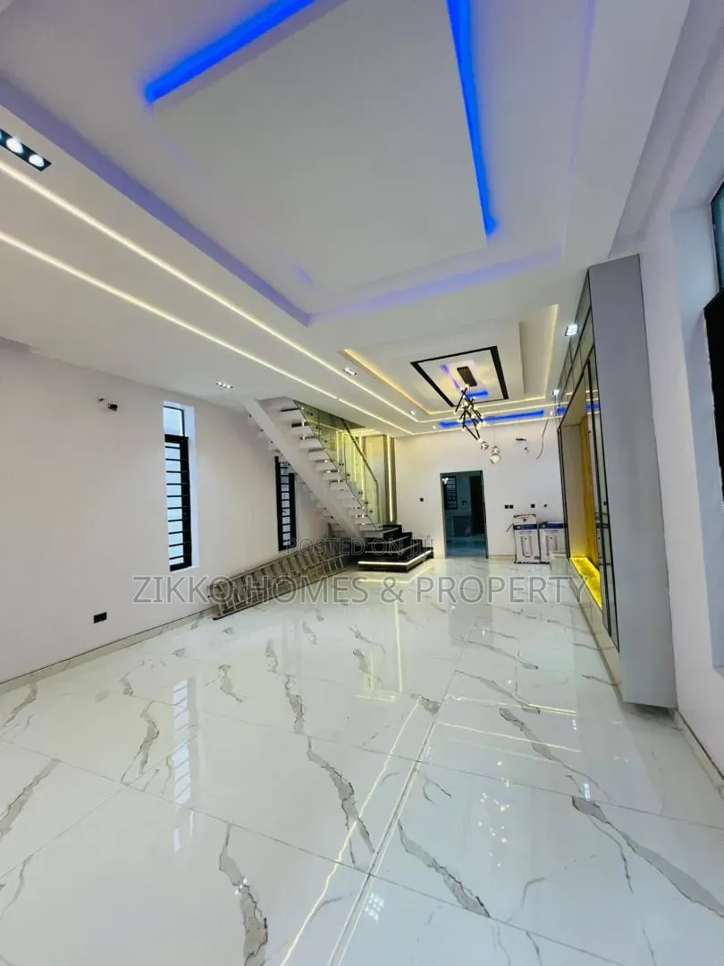5bdrm Duplex in Orchid Road, Chevron for sale