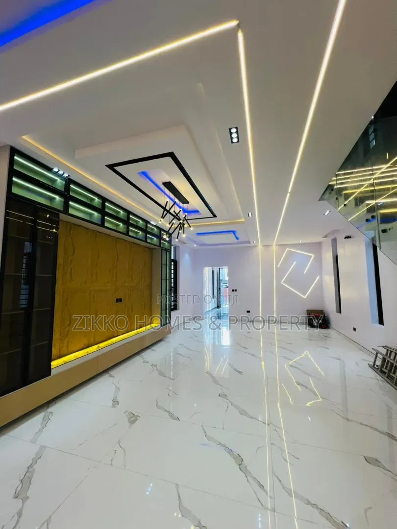 5bdrm Duplex in Orchid Road, Chevron for sale