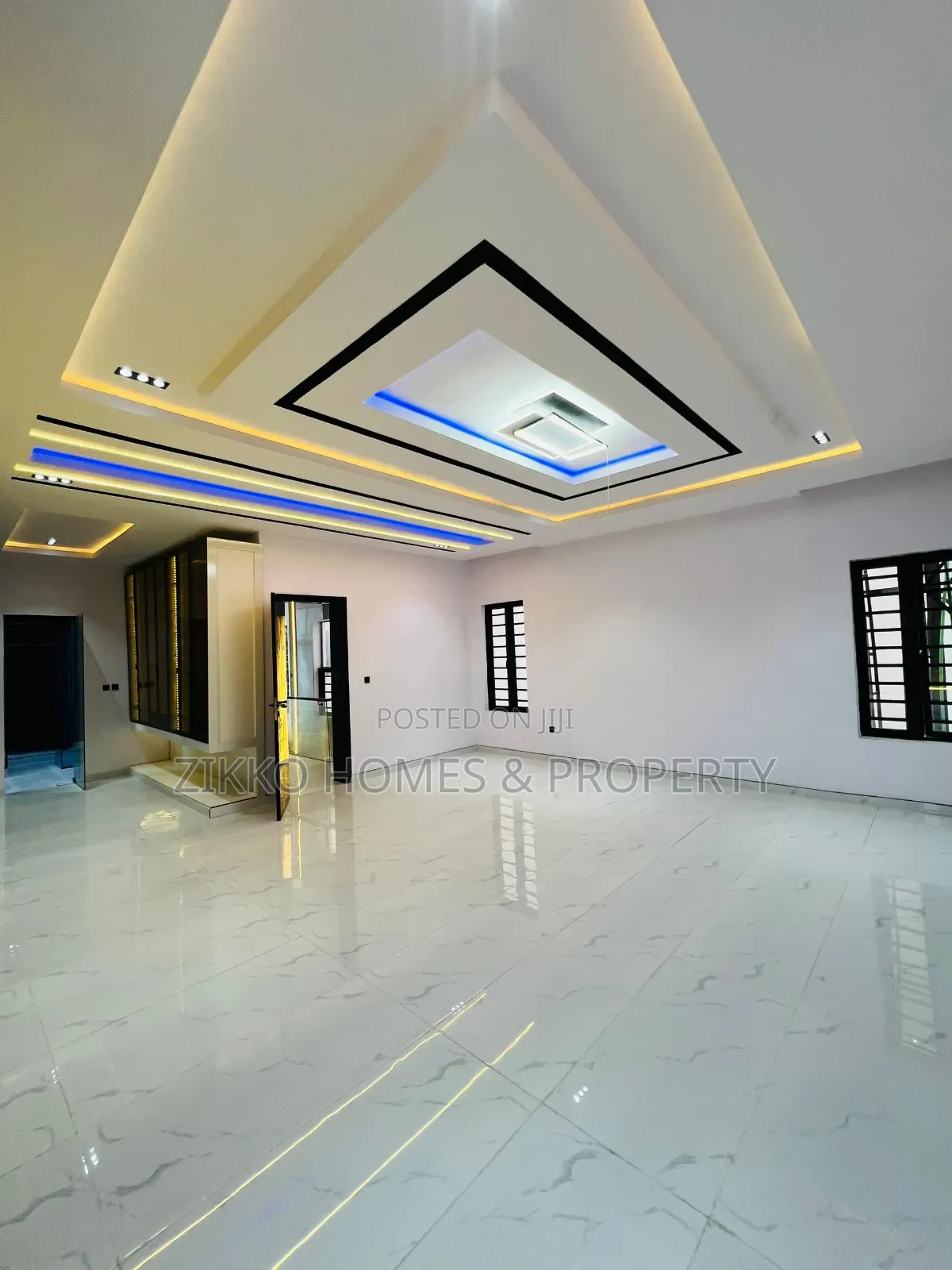 5bdrm Duplex in Orchid Road, Chevron for sale