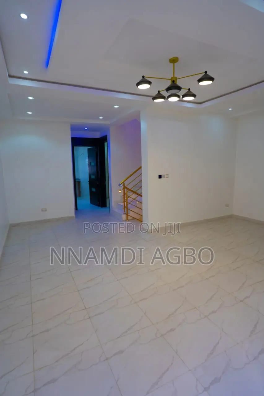 4bdrm Duplex in Chevron for sale