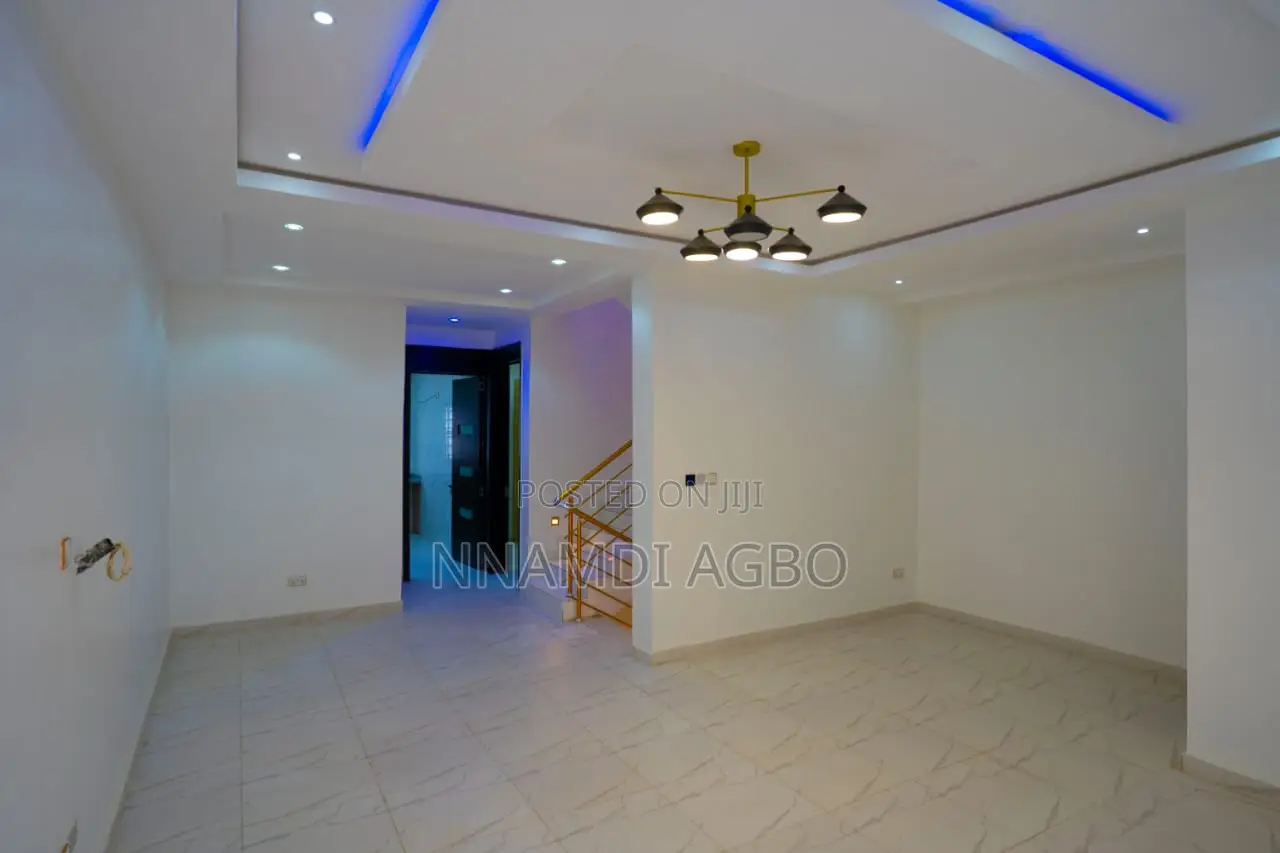 4bdrm Duplex in Chevron for sale