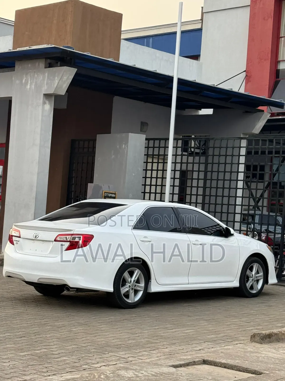 Toyota Camry SE 4dr Sedan (2.5L 4cyl 6A) 2014 White