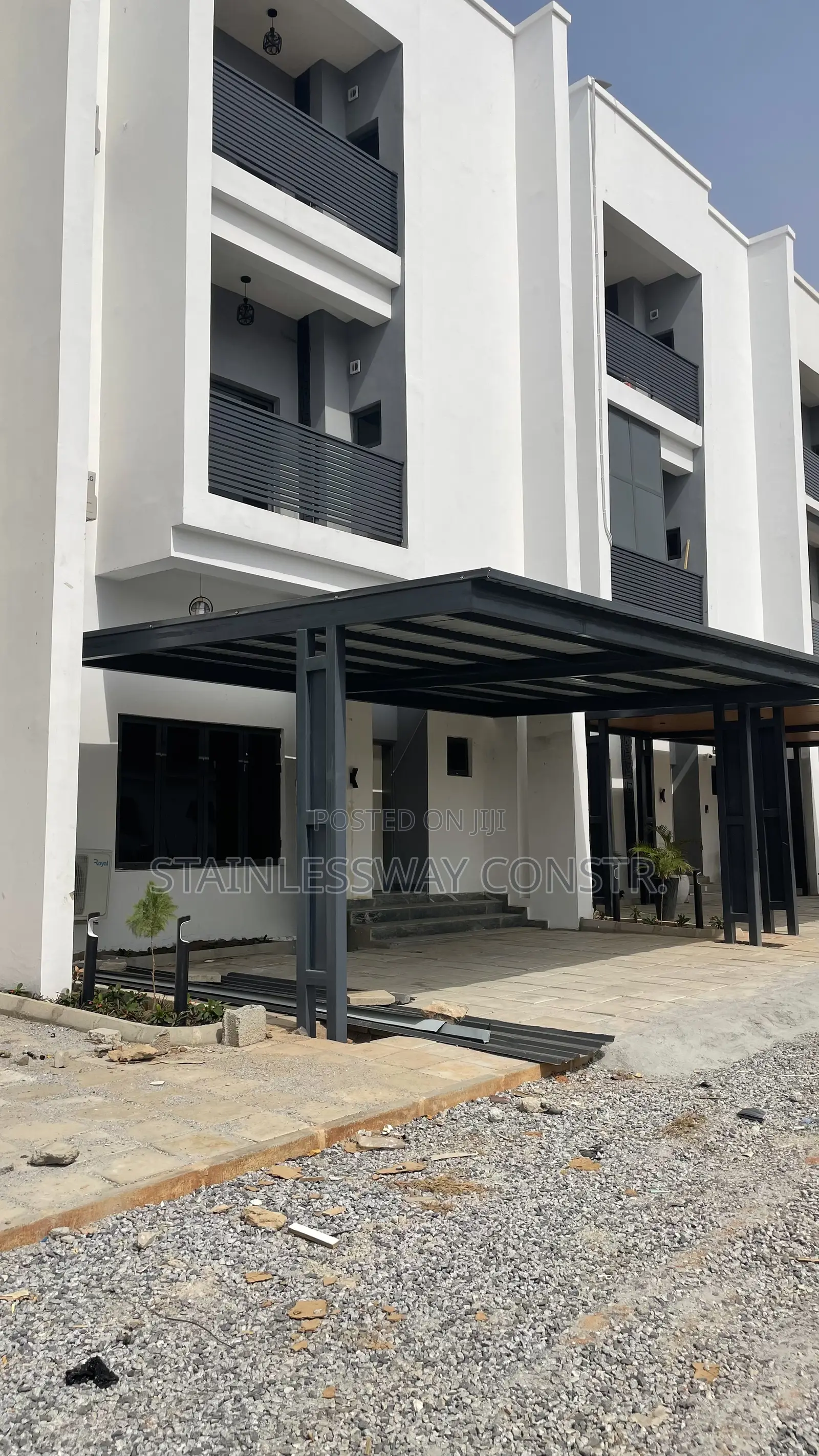 Sturdy Carport With Aluminum Roofing