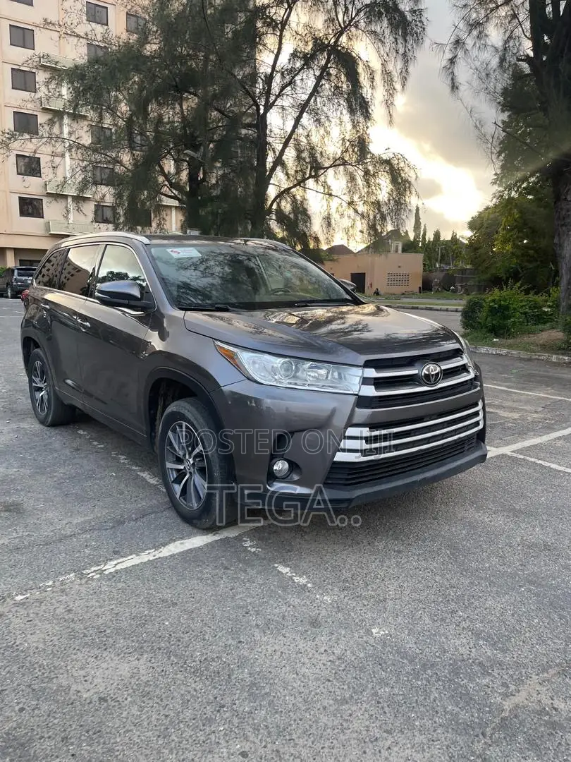 Toyota Highlander XLE 4x2 V6 (3.5L 6cyl 8A) 2018 Gray