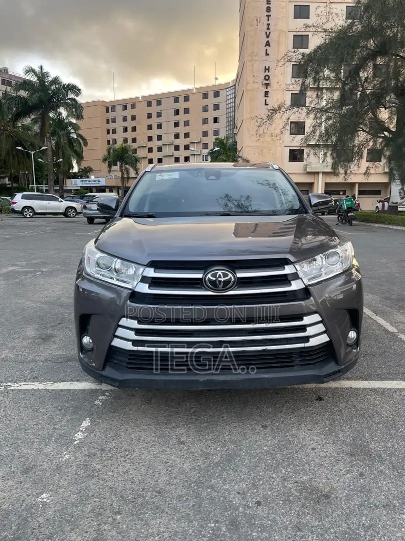 Toyota Highlander XLE 4x2 V6 (3.5L 6cyl 8A) 2018 Gray