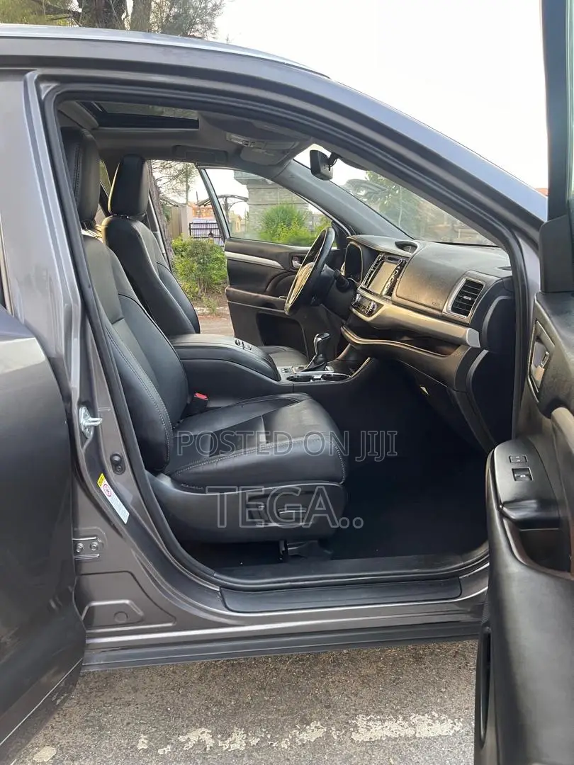 Toyota Highlander XLE 4x2 V6 (3.5L 6cyl 8A) 2018 Gray