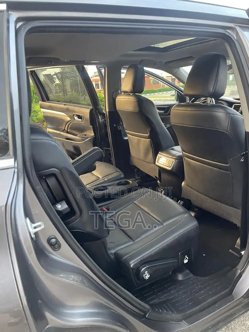 Toyota Highlander XLE 4x2 V6 (3.5L 6cyl 8A) 2018 Gray