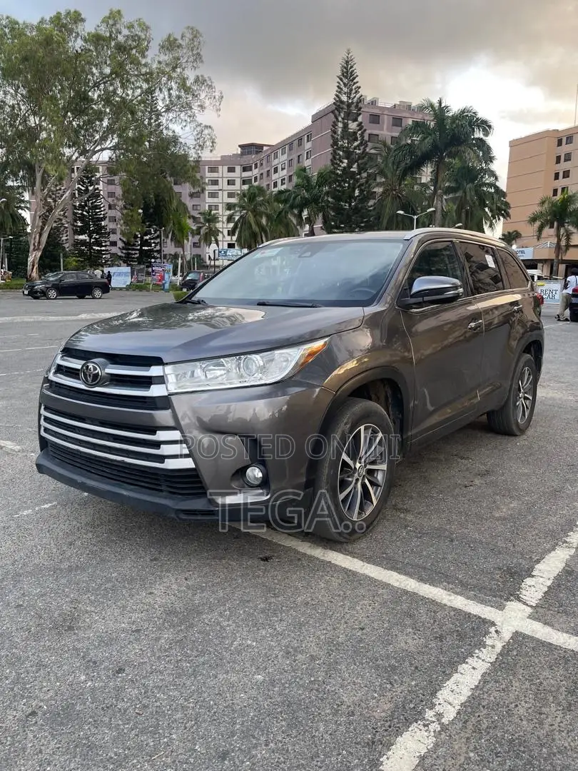 Toyota Highlander XLE 4x2 V6 (3.5L 6cyl 8A) 2018 Gray