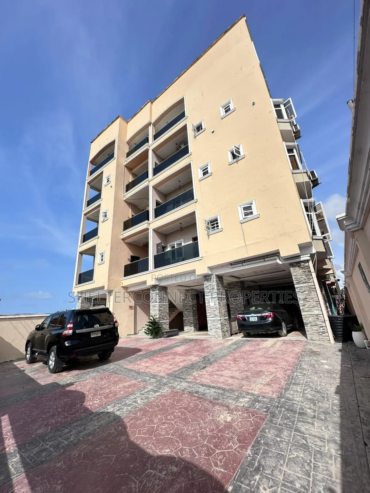 Mini Flat in Chevron for rent