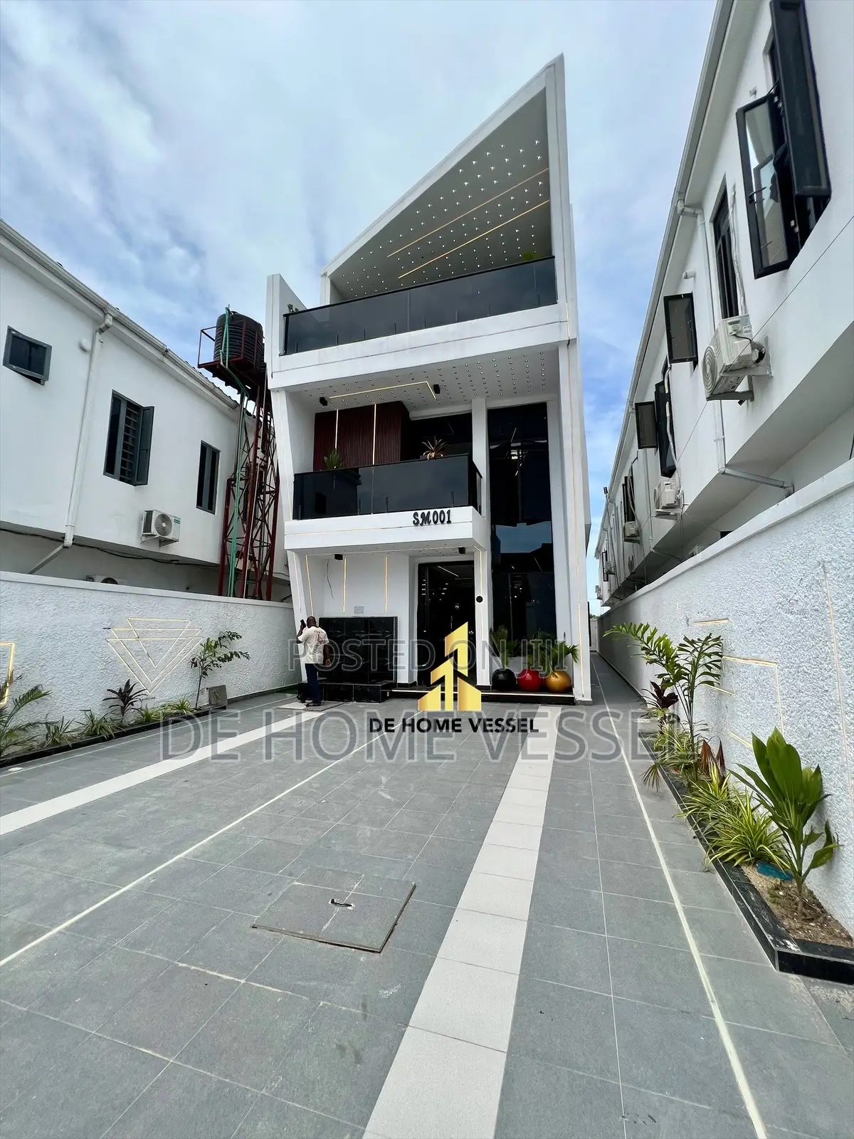 5bdrm Duplex in Ikota for sale