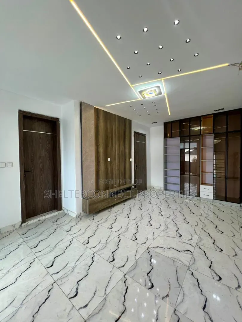 5bdrm Duplex in Ikota for sale
