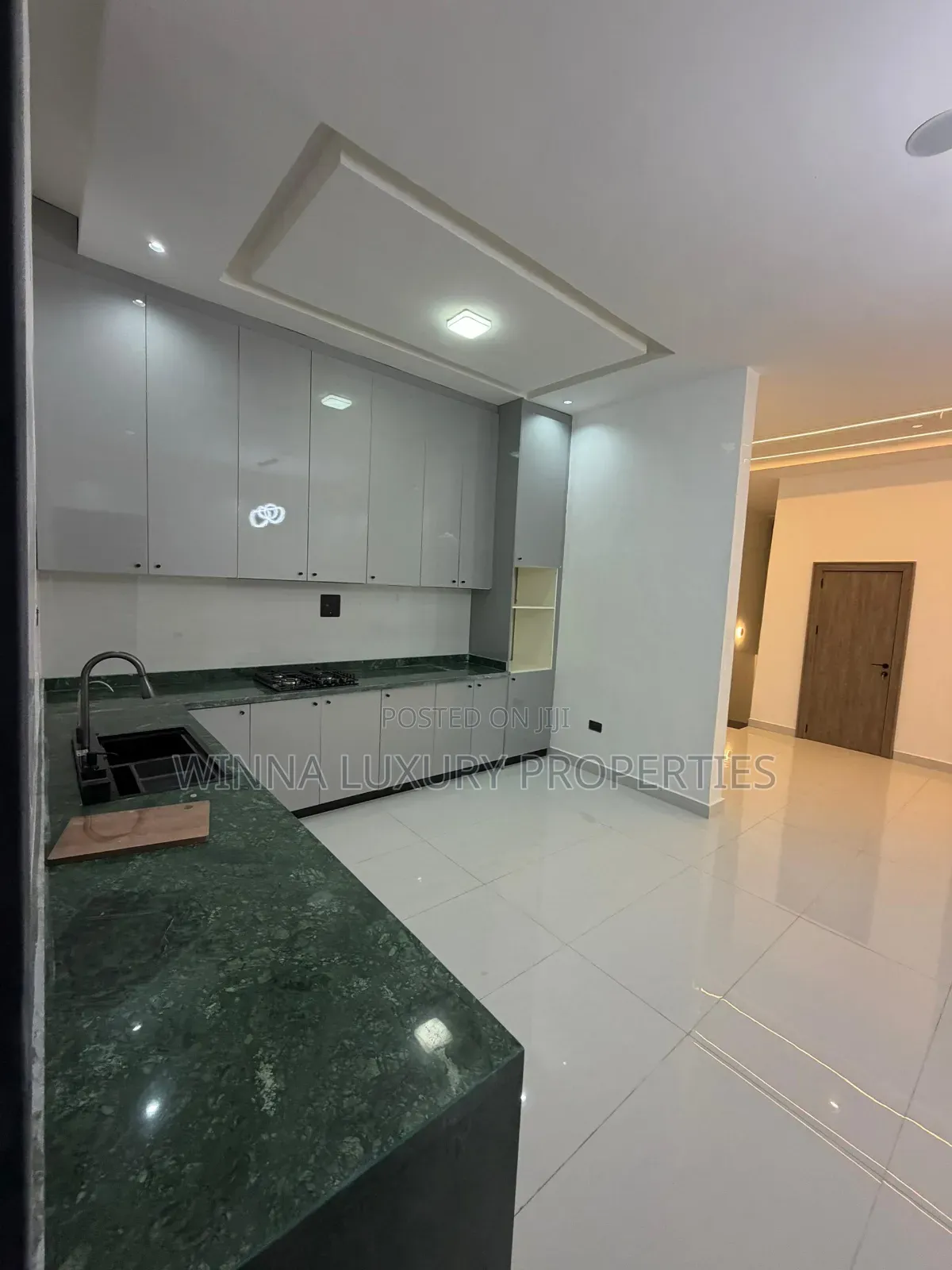 6bdrm Mansion in Apo for sale