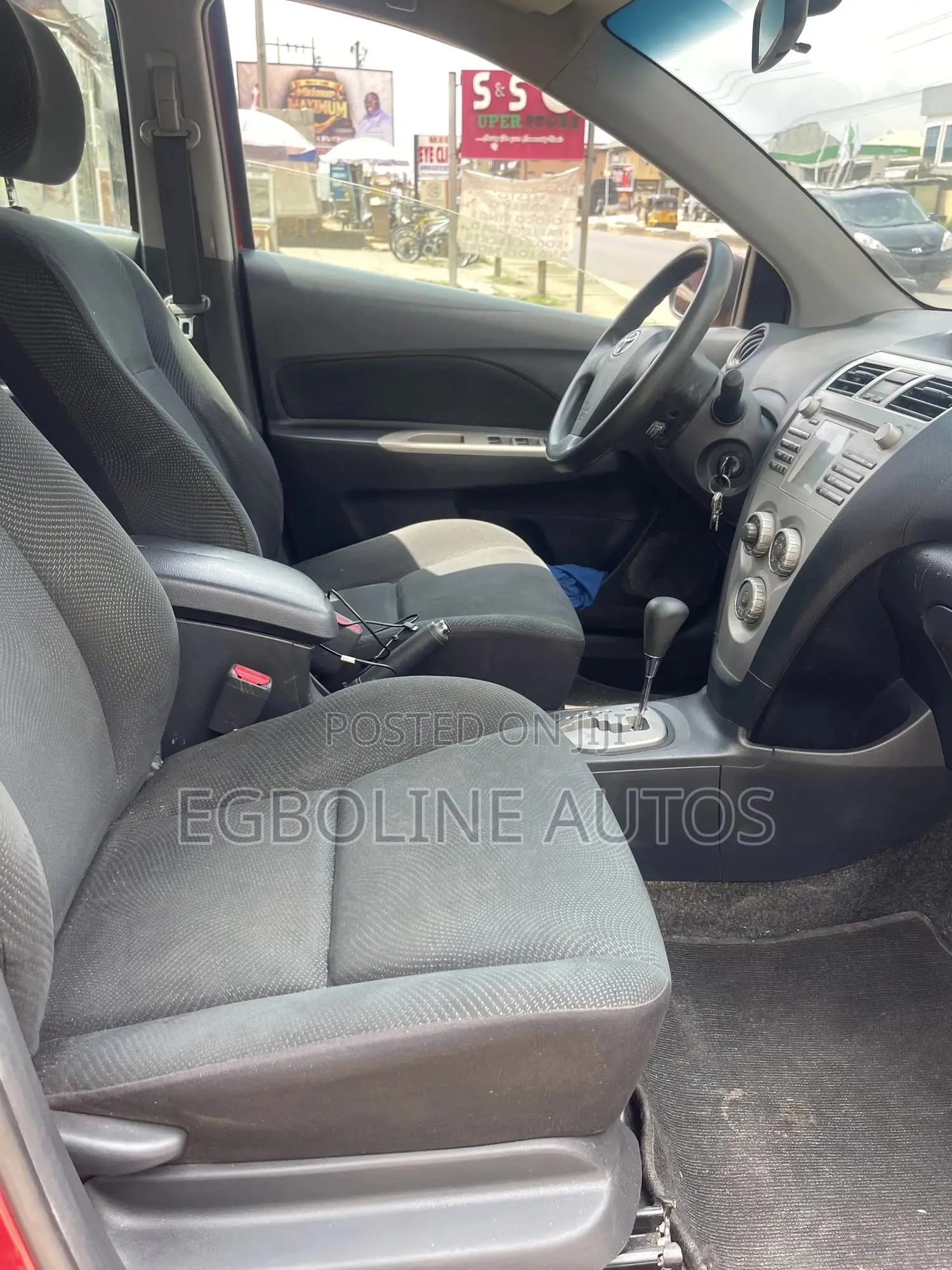 Toyota Yaris Base Sedan 4dr 2010 Red