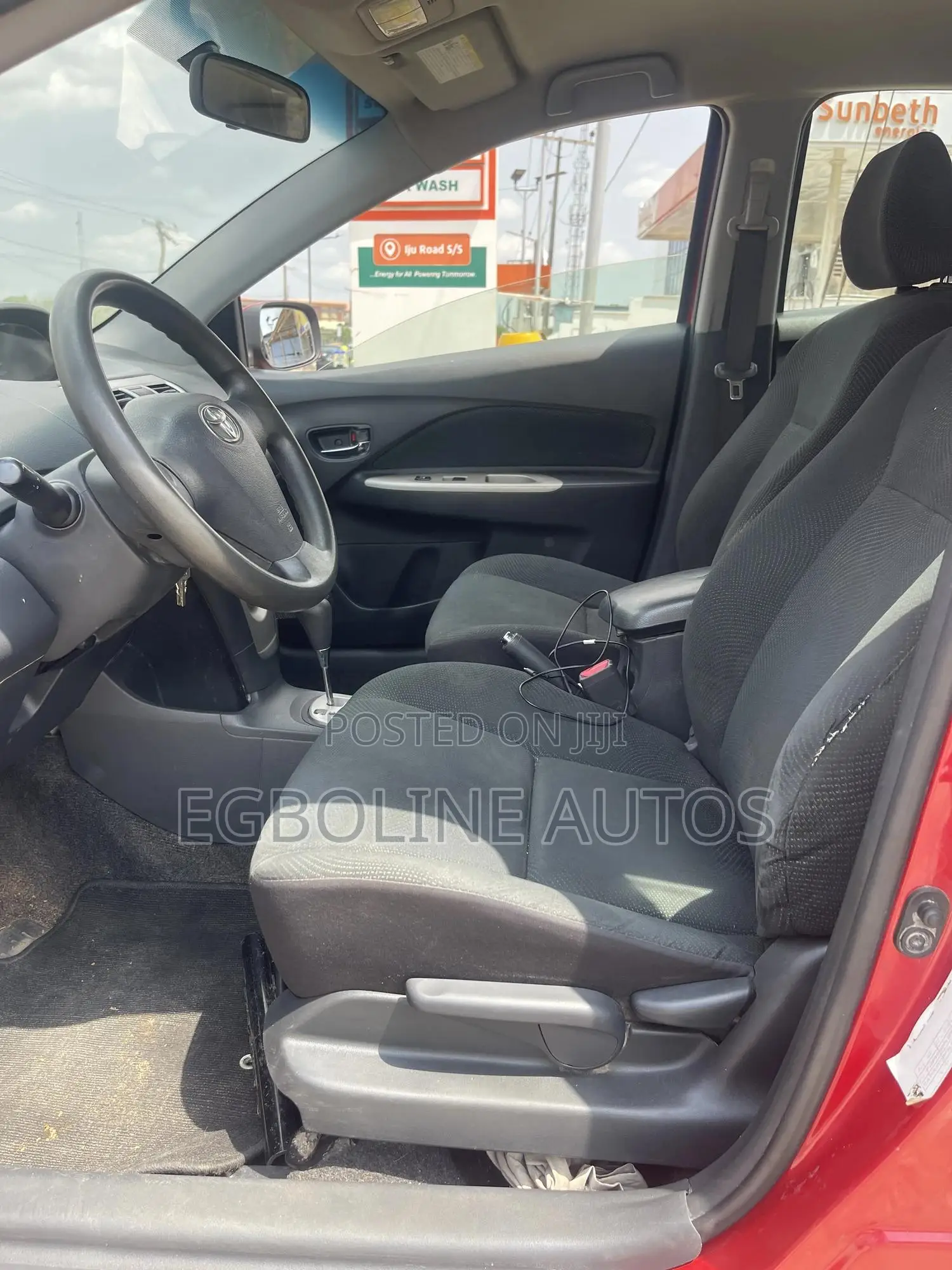Toyota Yaris Base Sedan 4dr 2010 Red