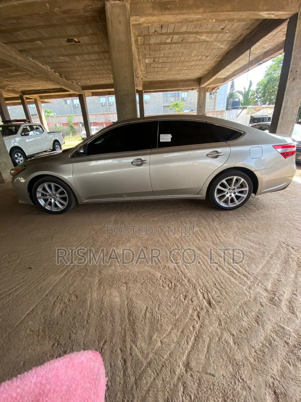 Toyota Avalon Limited Sedan FWD (3.5L 6cyl 6A) 2013 Gold