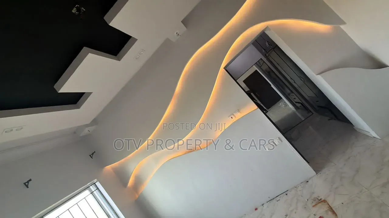 Mini Flat in Chevron for rent