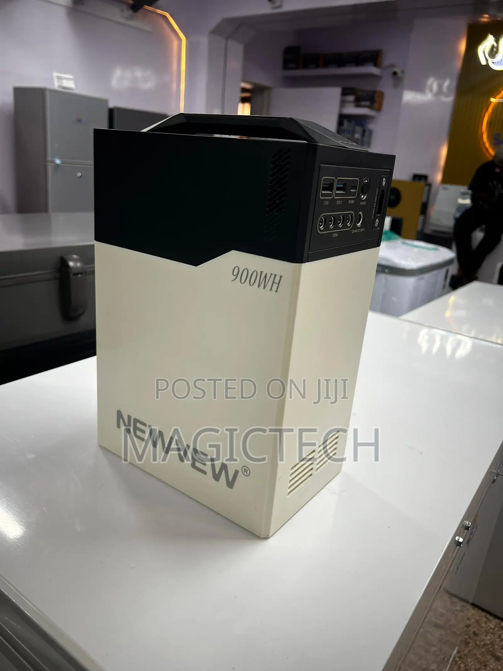 Suntrick Newvew 300w + 900wh Portable Solar Power Station