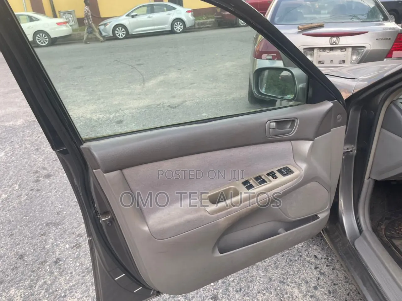 Toyota Camry LE V6 4dr Sedan (3.0L 6cyl 5A) 2004 Gray