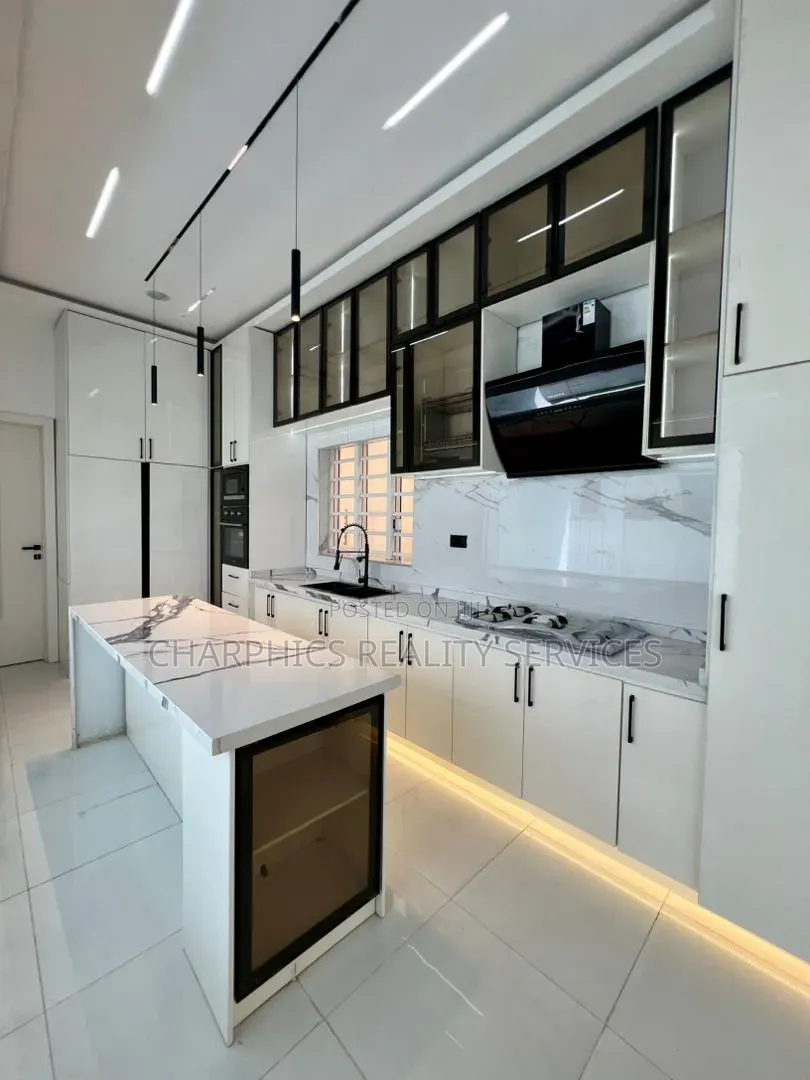 5bdrm Duplex in Ologolo for sale