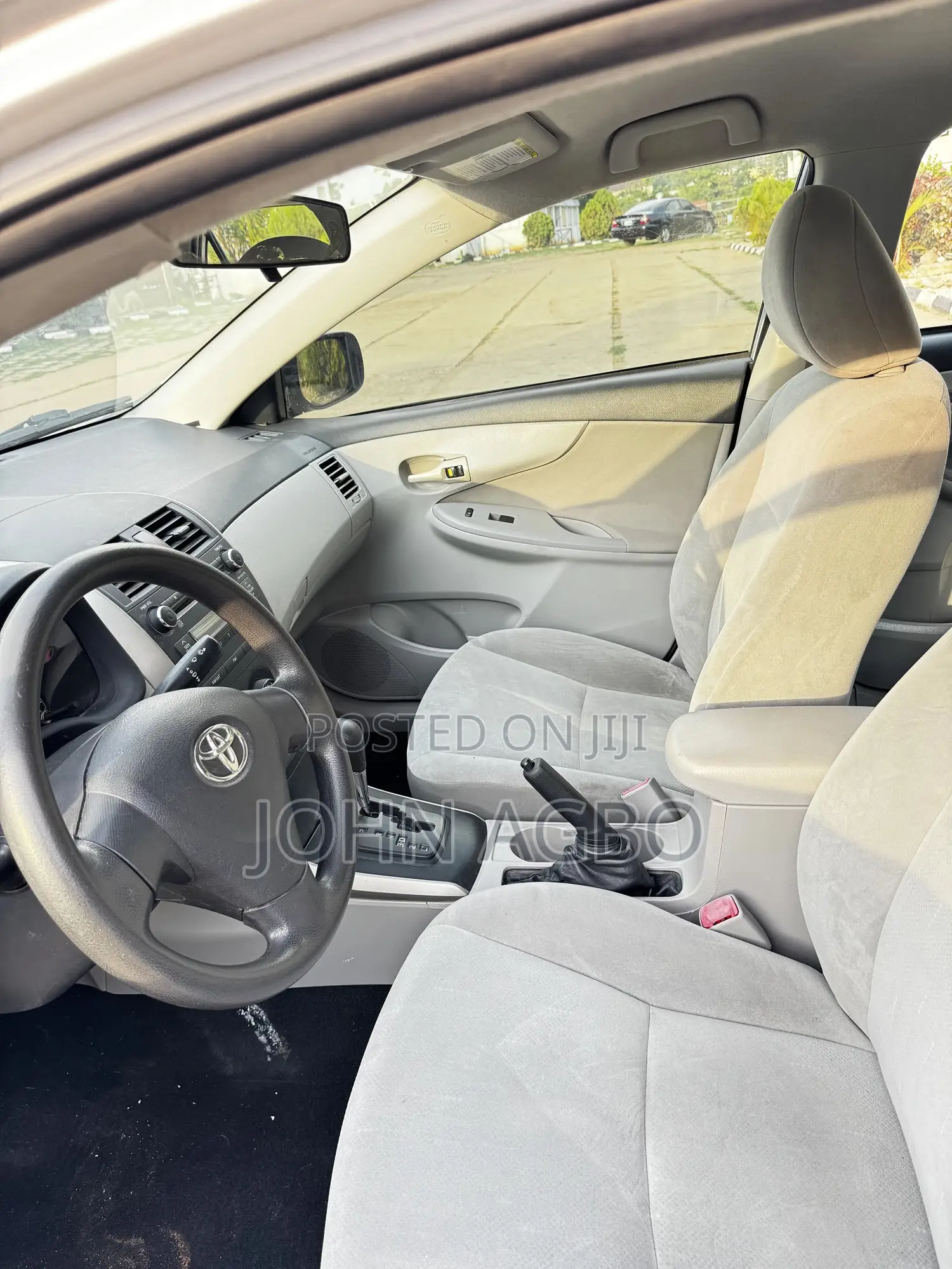 Toyota Corolla LE 4dr Sedan (1.8L 4cyl 4A) 2011 Silver