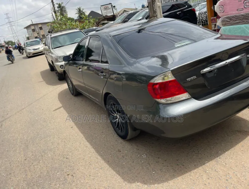Toyota Camry LE 4dr Sedan (2.4L 4cyl 5A) 2005 Gray