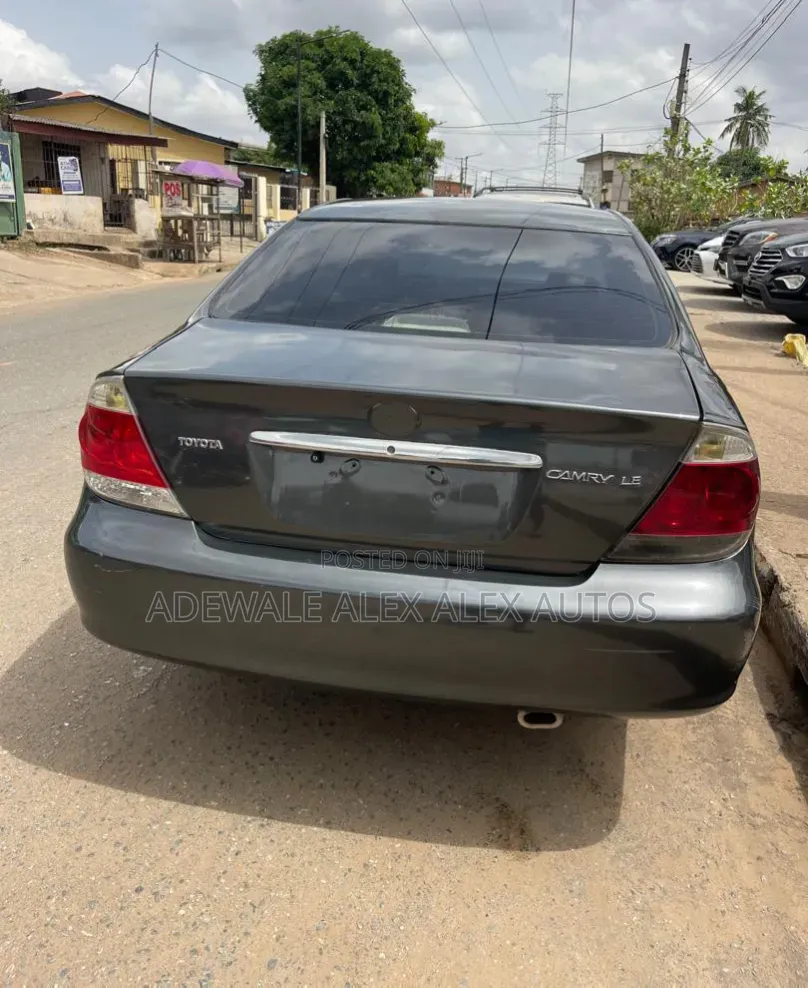 Toyota Camry LE 4dr Sedan (2.4L 4cyl 5A) 2005 Gray