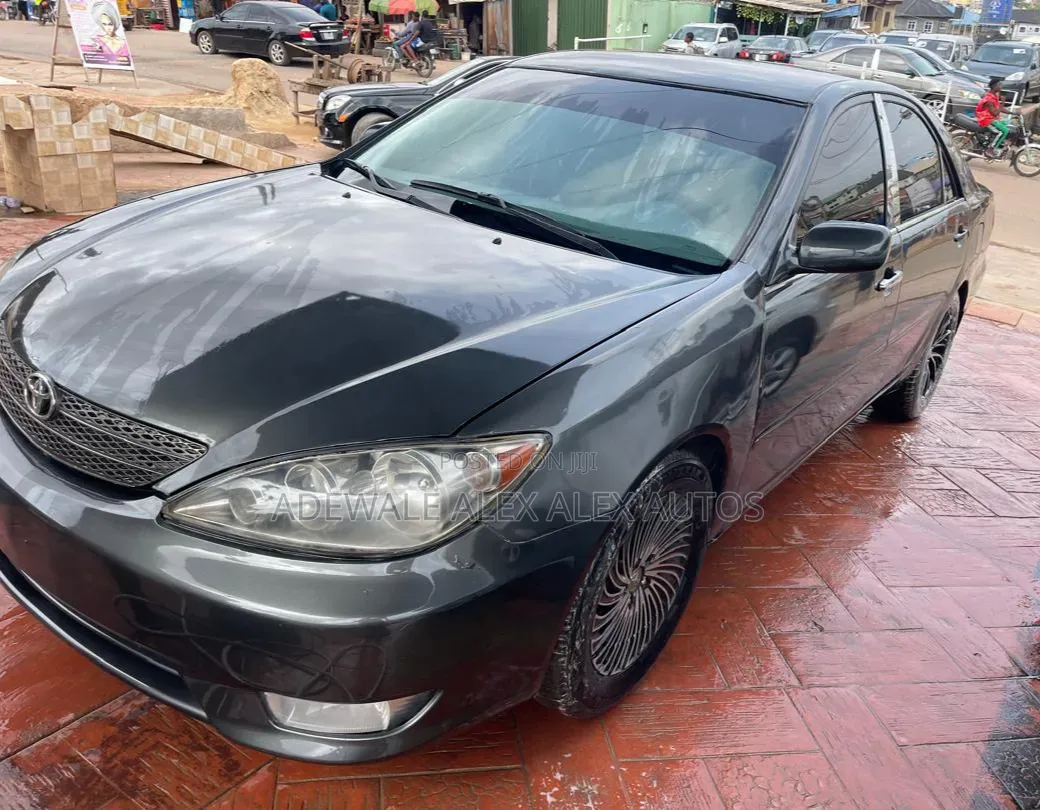 Toyota Camry 2005 Gray