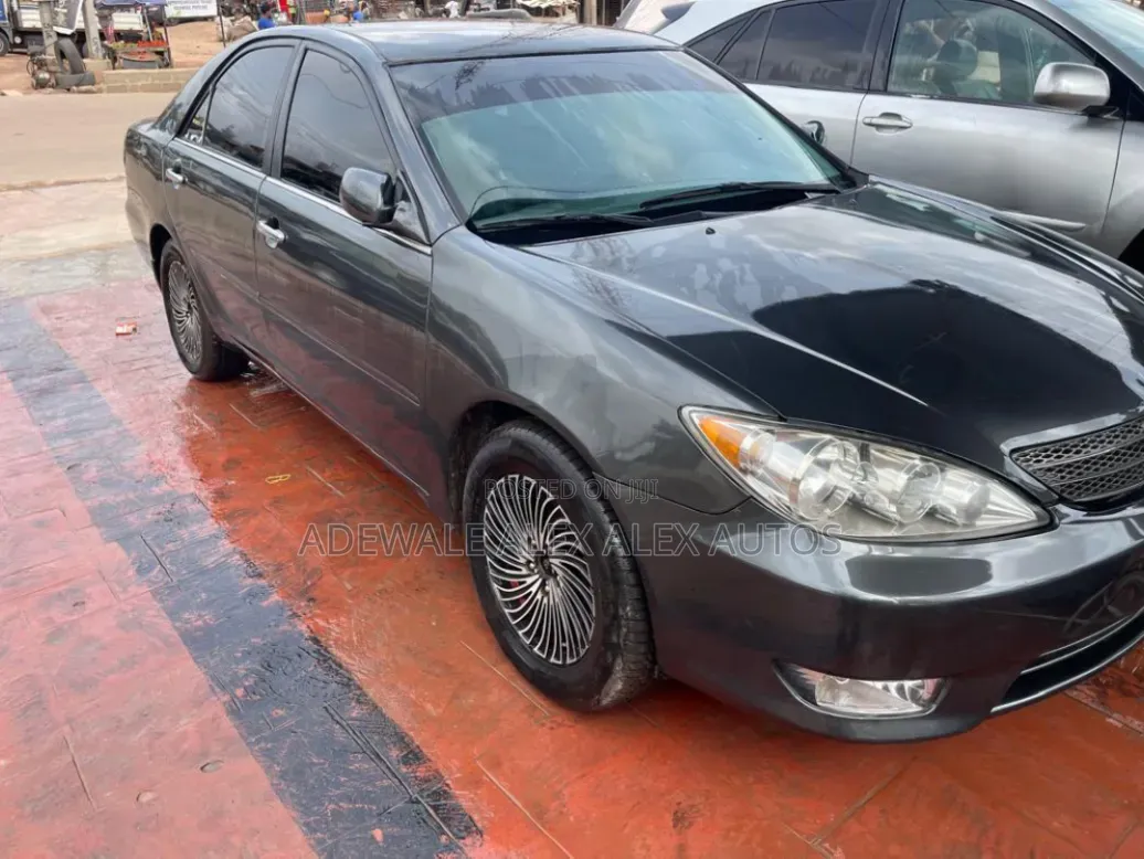 Toyota Camry 2005 Gray