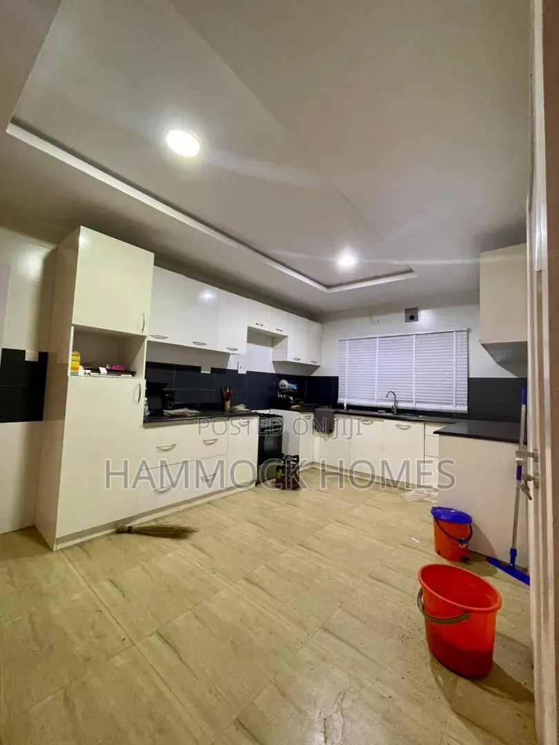 4bdrm Duplex in Jericho for rent
