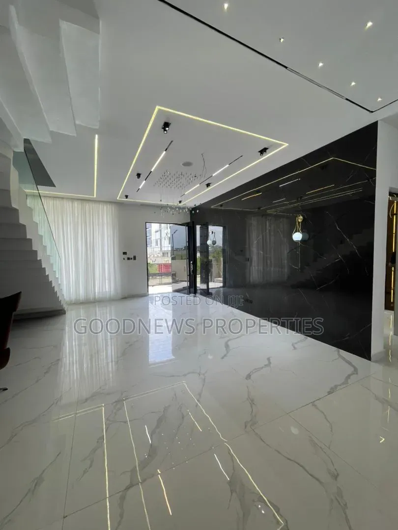 5bdrm Duplex in Lekki Phase 1 for sale