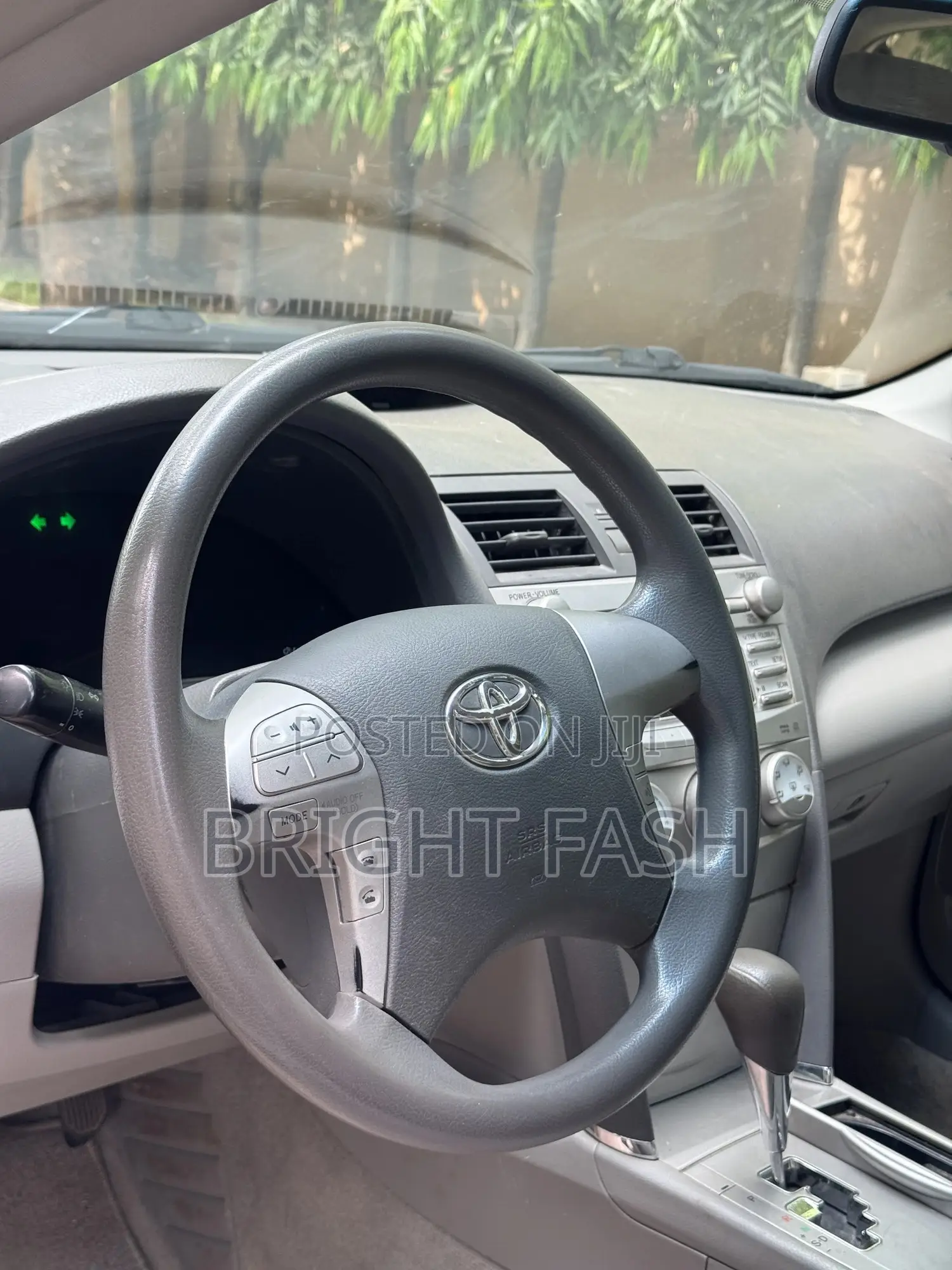 Toyota Camry LE 4dr Sedan (2.5L 4cyl 6A) 2011 Gray