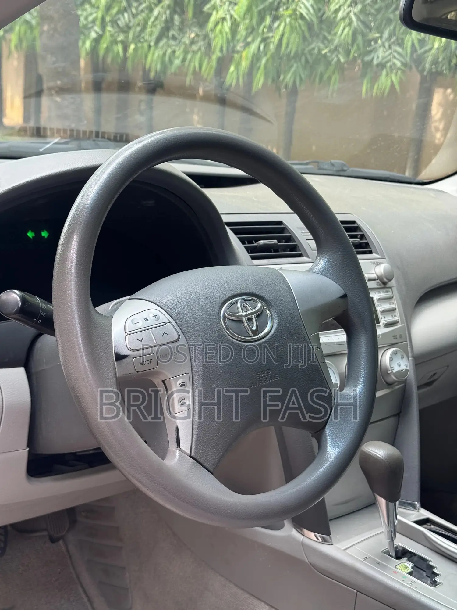 Toyota Camry LE 4dr Sedan (2.5L 4cyl 6A) 2011 Gray