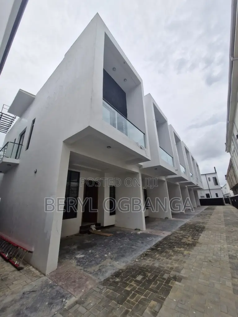 3bdrm Duplex in Ikota for sale