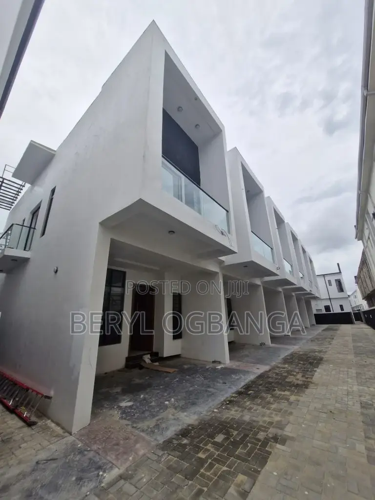 3bdrm Duplex in Ikota for sale