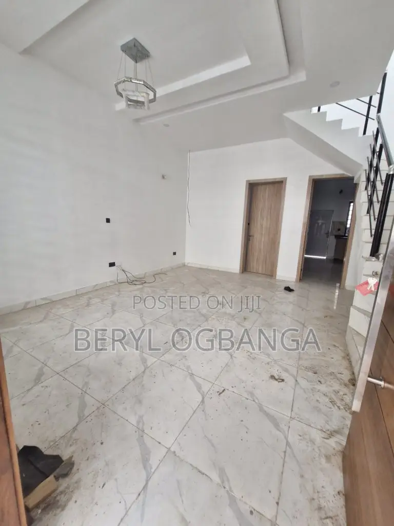 3bdrm Duplex in Ikota for sale