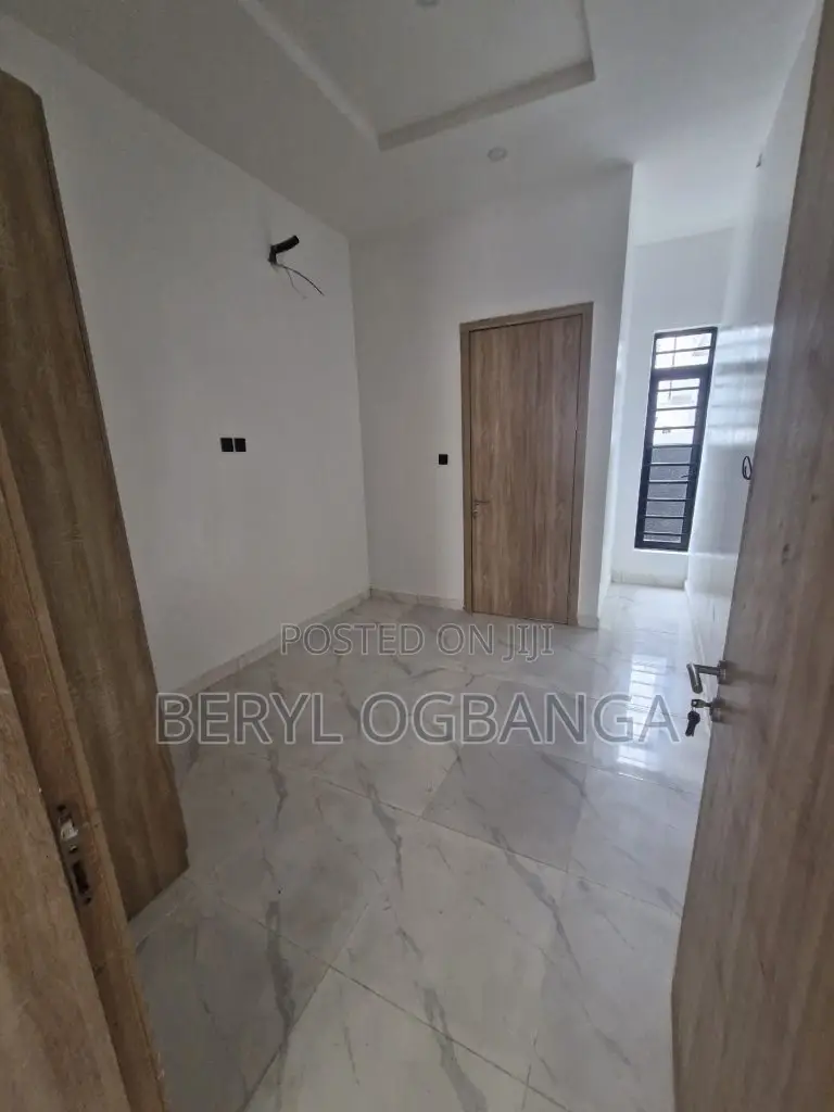 3bdrm Duplex in Ikota for sale