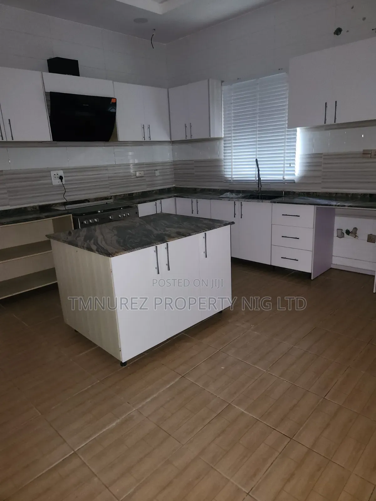5bdrm Duplex in Chevron for rent