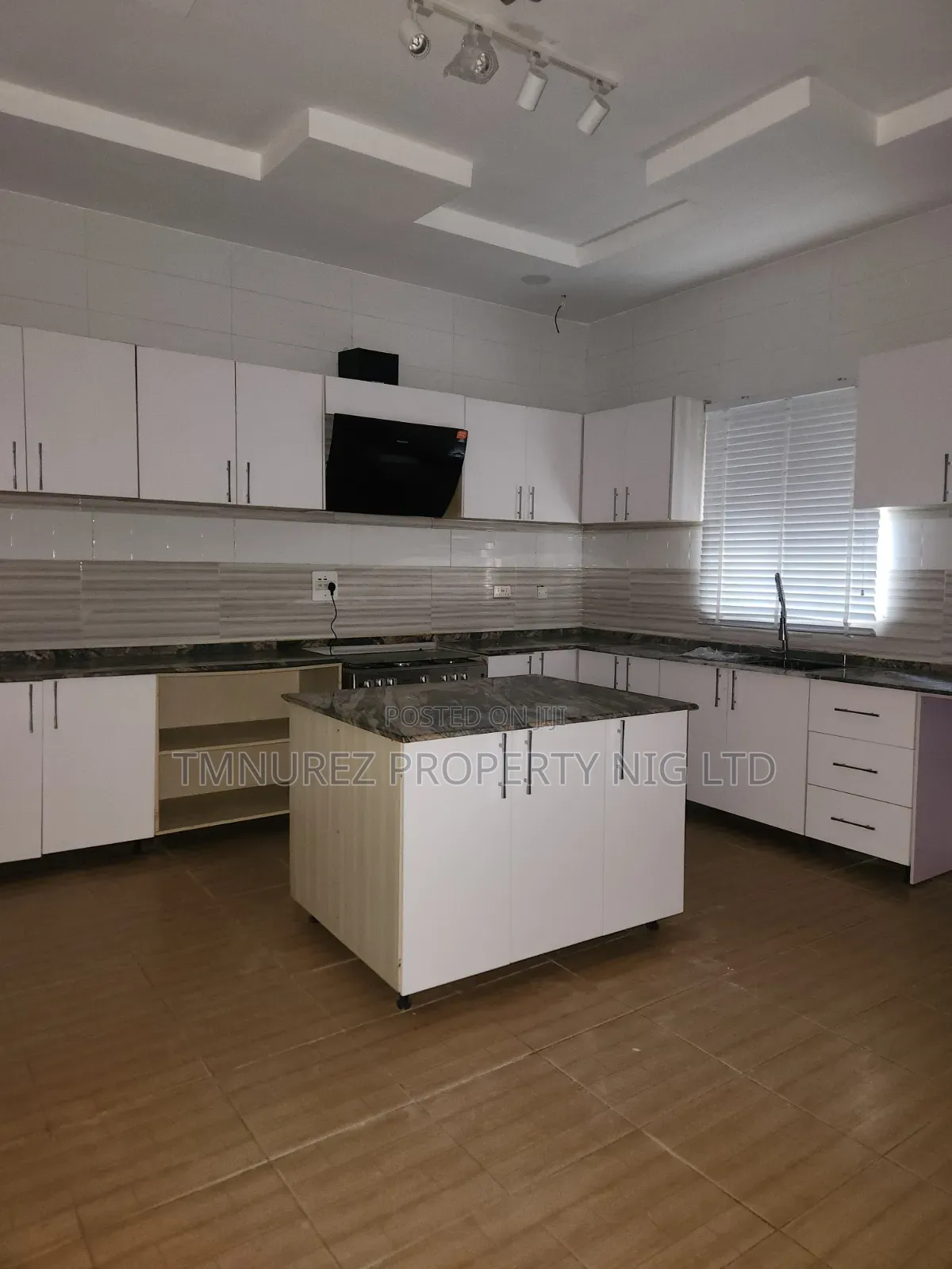 5bdrm Duplex in Chevron for rent