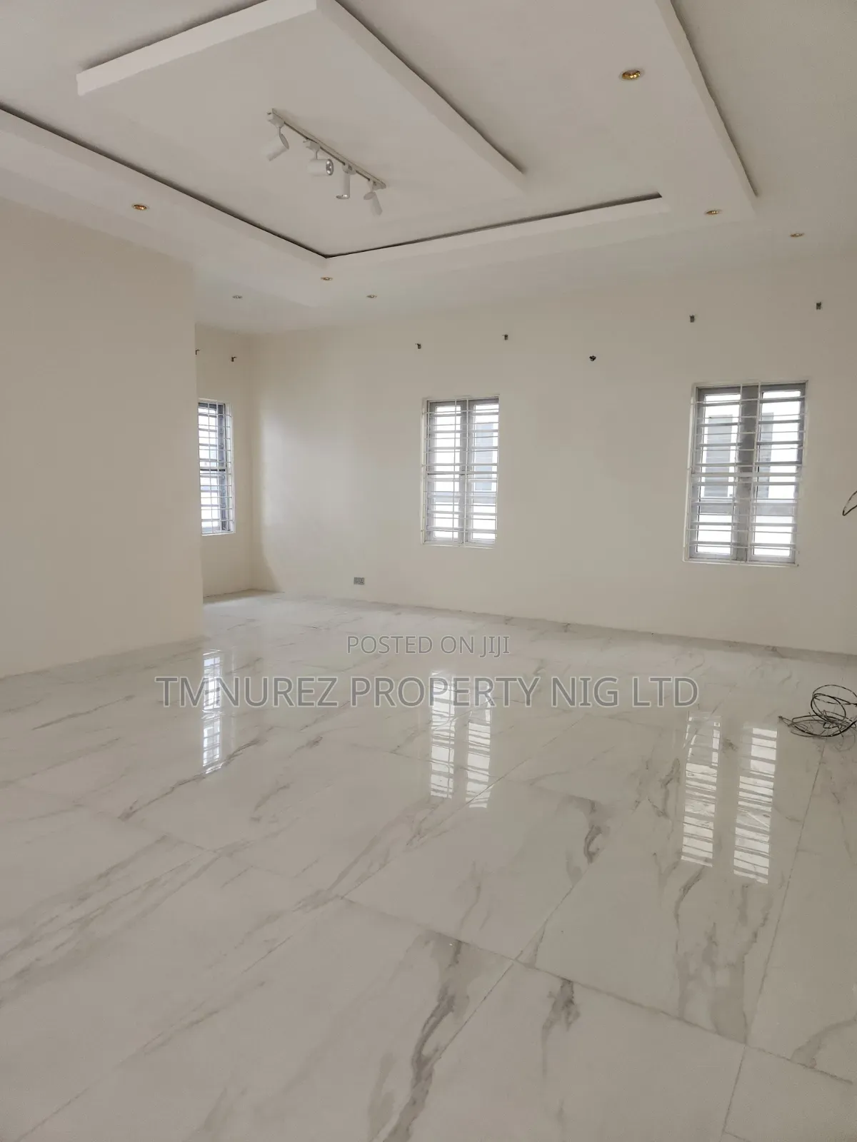 5bdrm Duplex in Chevron for rent