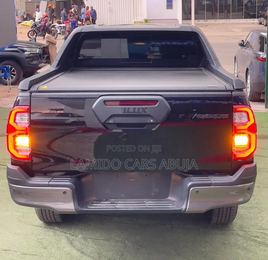 New Toyota Hilux 2025 Black