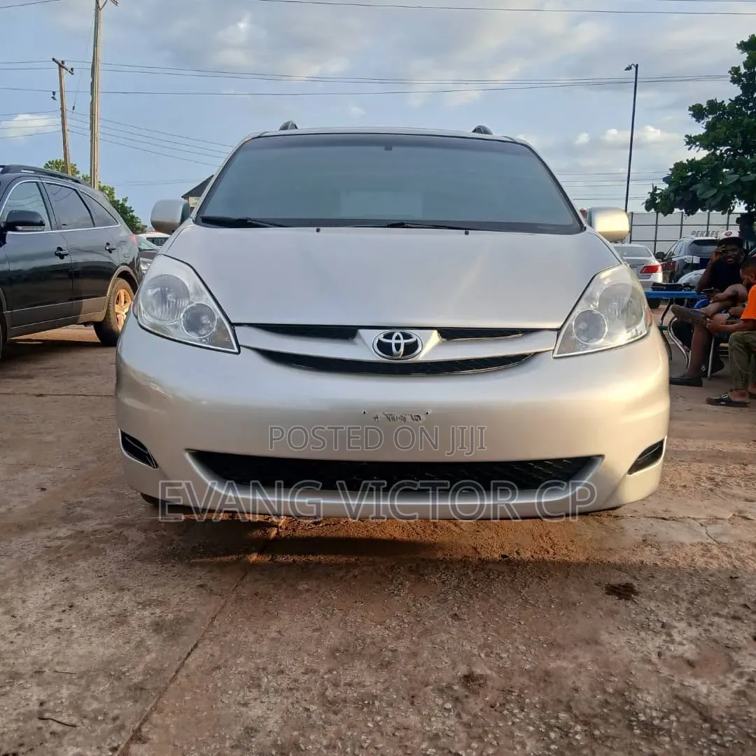 Toyota Sienna XLE 7 Passenger 2010 Gold