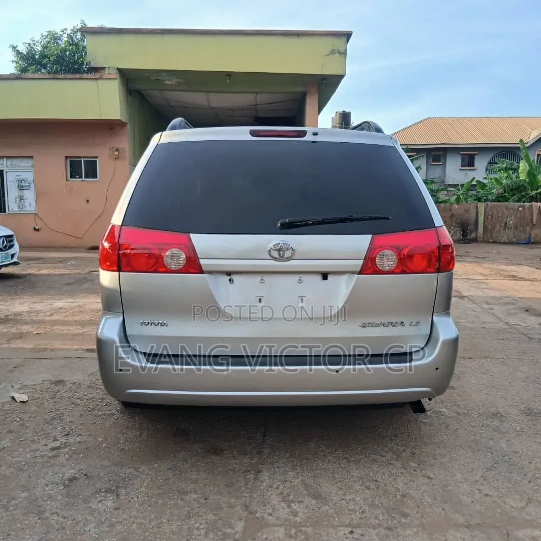 Toyota Sienna XLE 7 Passenger 2010 Gold