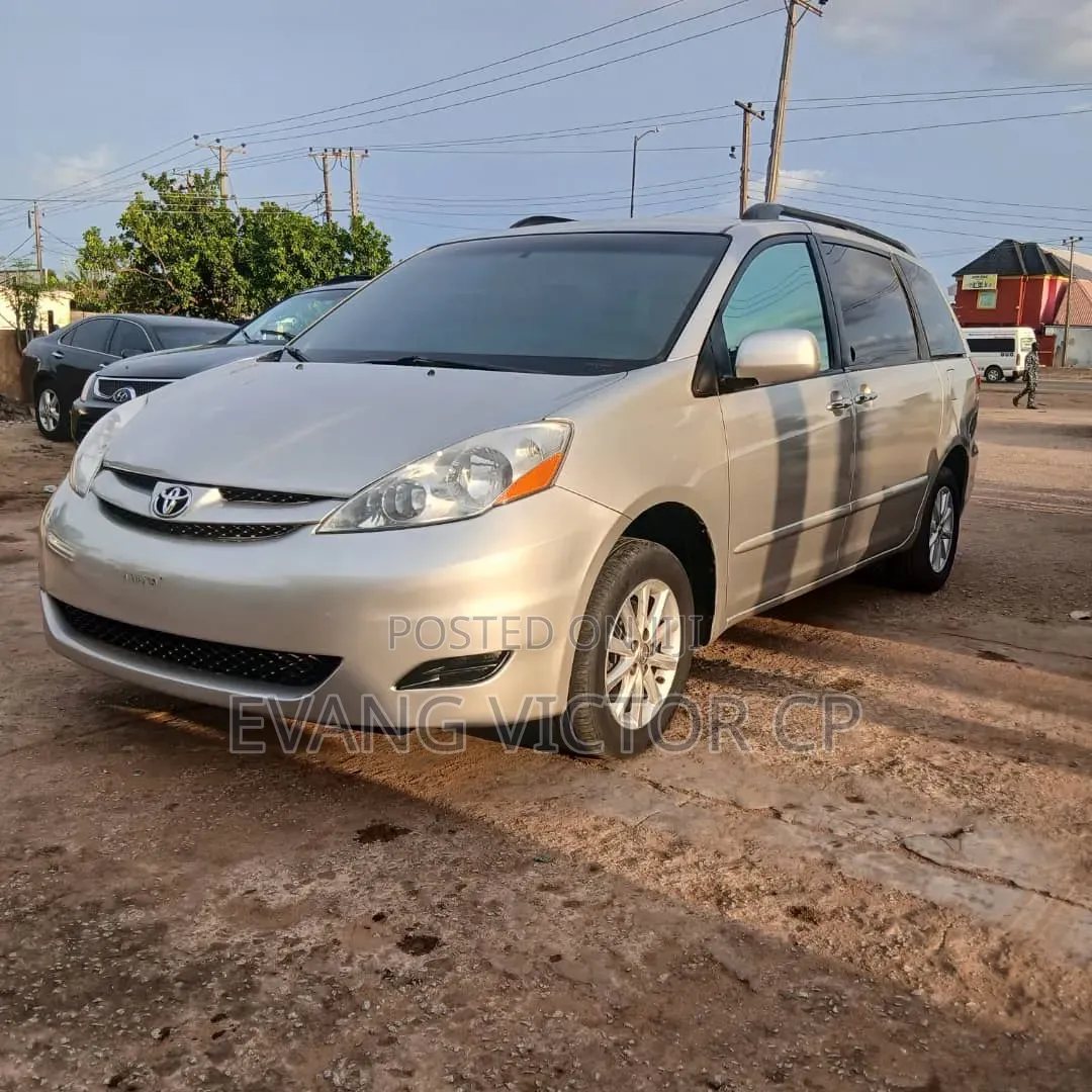 Toyota Sienna XLE 7 Passenger 2010 Gold