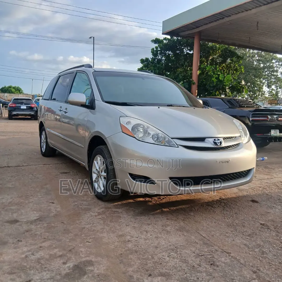 Toyota Sienna XLE 7 Passenger 2010 Gold