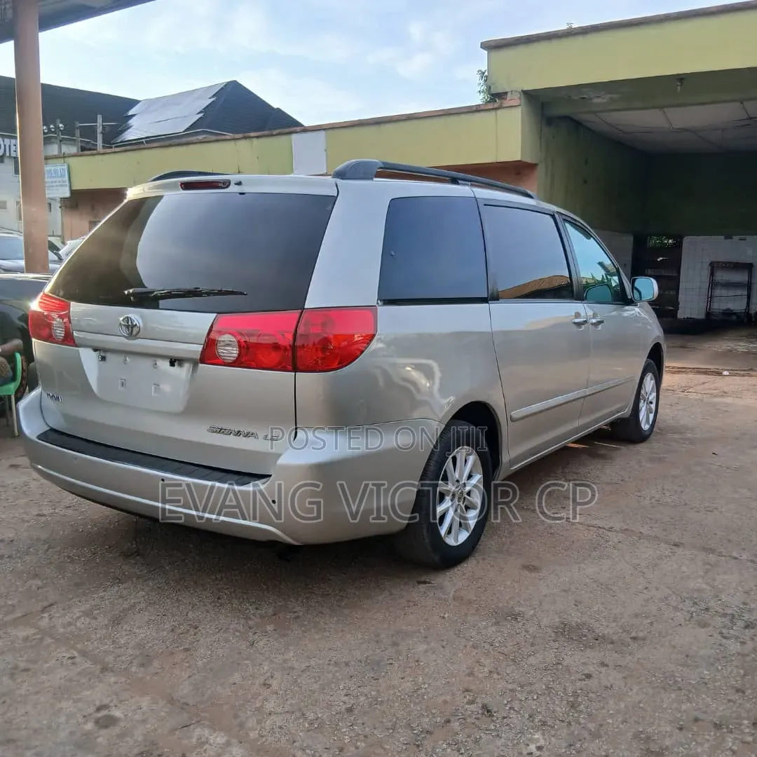 Toyota Sienna XLE 7 Passenger 2010 Gold