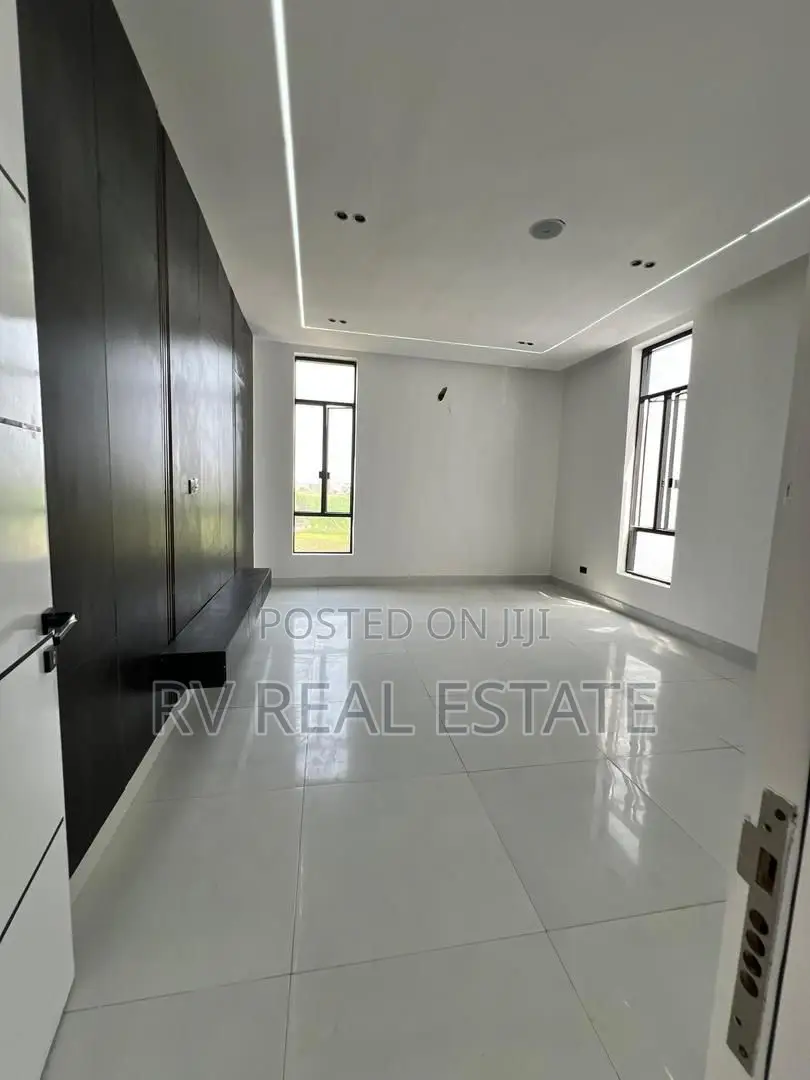 5bdrm Duplex in Chevron for sale