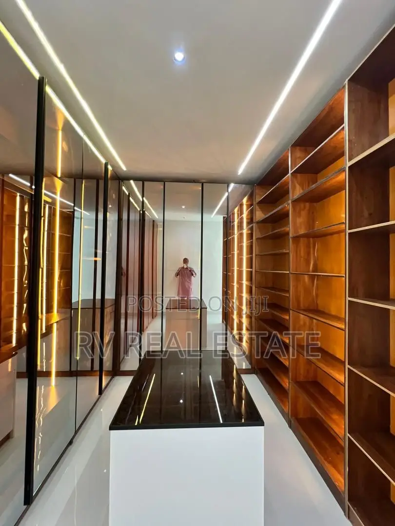 5bdrm Duplex in Chevron for sale