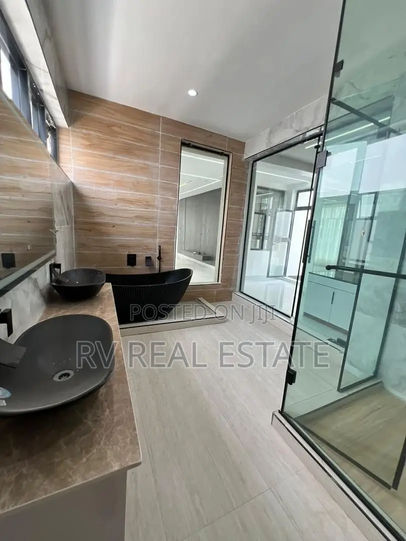 5bdrm Duplex in Chevron for sale